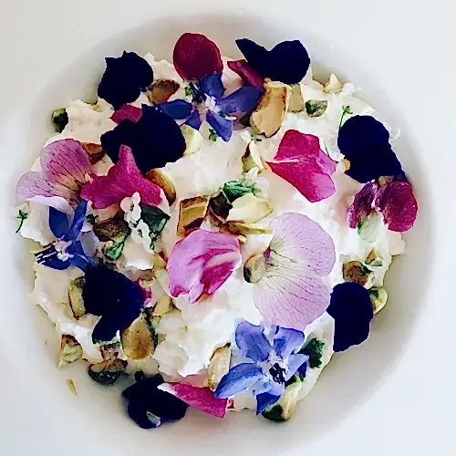 Dessert-CHIgarden-Edibleflowers_Natalies